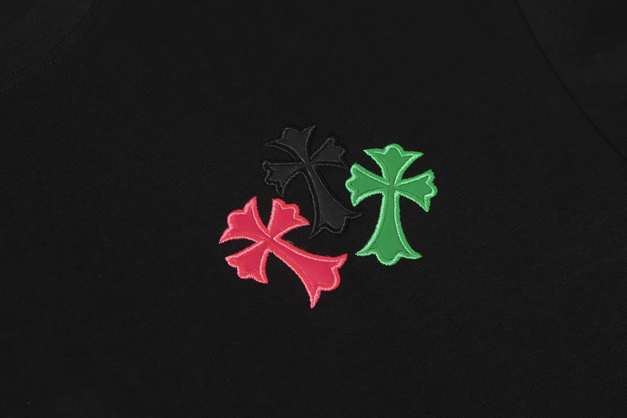 P190 Chrome Hearts CH Chrome Hearts Colorful Cross✝️Applied leather embroidered horseshoe short-sleeved T-shirt. Use imported Tajima machine embroidery. Correct configuration. Black 2025 Chrome Hearts authentic packaging. 280 grams of custom-dyed double yarn cotton. Large version. Loose and stylish. Different from lower versions, slim and long version, upper body and hips. 100% commitment: top quality. Not fast food. Highest version on the market. Top quality - different from ordinary versions on the market. If you care about quality. You must also respect the price. Absolutely zero after-sales service. The return rate so far is 0. It’s hard not to love the style. - 280g custom-dyed double yarn fabric. - Correct high-density main mark, washed tag, hand-sewn.
